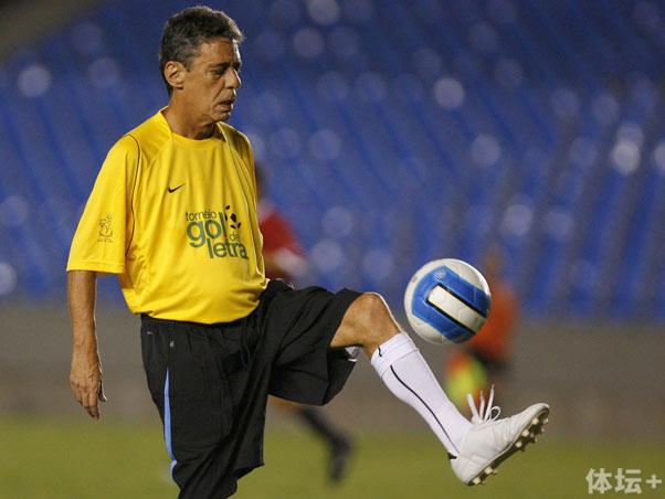 old chico Buarque plays beneficiary match.jpg