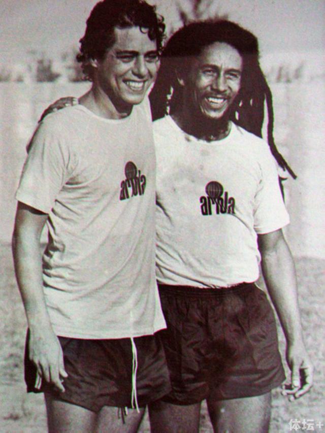 Chico Buarque and Bob Marley football.png