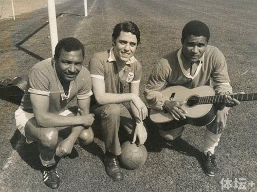 Chico Buarque visited Portugal and played soccer with Eusebio 01.jpg