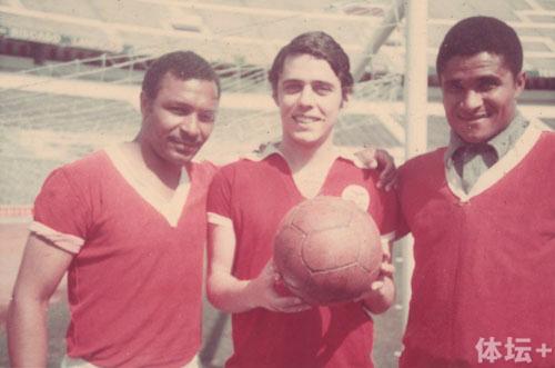 Chico Buarque visited Portugal and played soccer with Eusebio.jpg