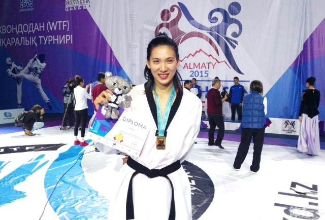 郑姝音身材高挑还高颜值.