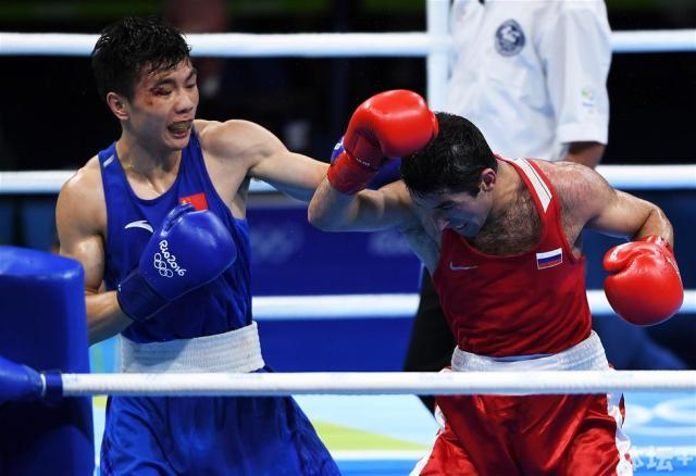 组图:拳击男子52公斤级中国选手胡建关获铜牌