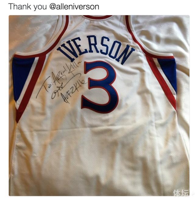 而且还得到了意见艾弗森亲笔签名的球衣,兴奋至极的他立刻在自己的