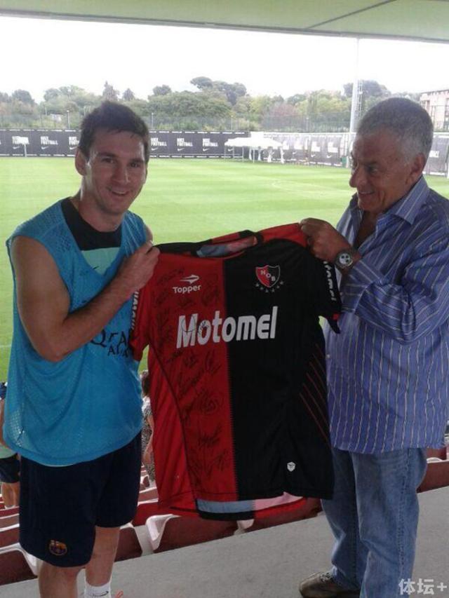 梅西获赠纽维尔老伙计球衣"我和安东内拉总是谈起这件事情,阿根廷有