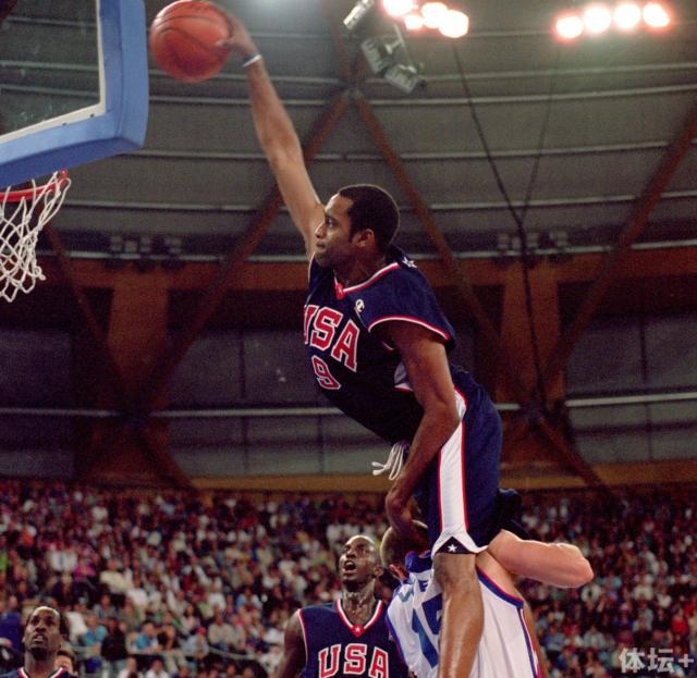 vince-carter-clears-weis-olympics.jpg