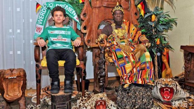 来自加纳皇室的德甲球迷 平日做汽修工闲暇当国王