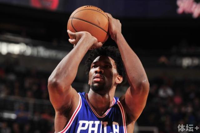 恩比德罚球的位置和手的姿势