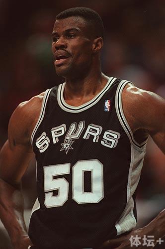 戴德蒙撑起马刺禁区 帕克笑称:别又被活塞签走了