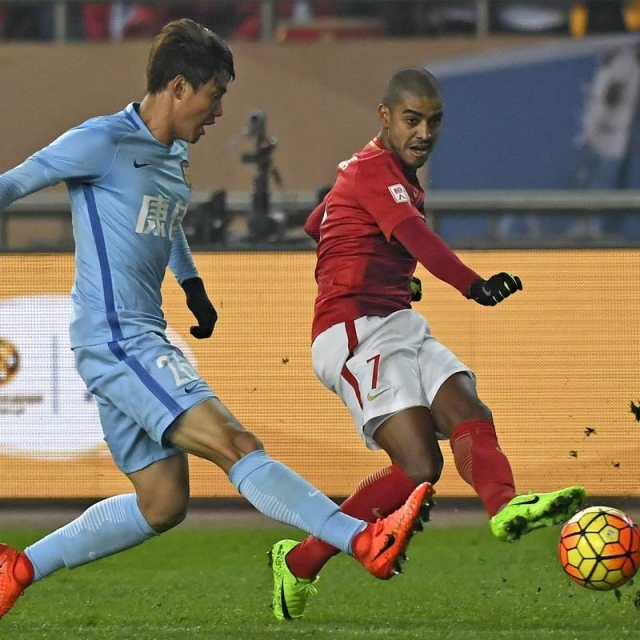 上赛季,两队就在国内三线斗足全年,结果斯科拉里从头赢到尾.这一次,同