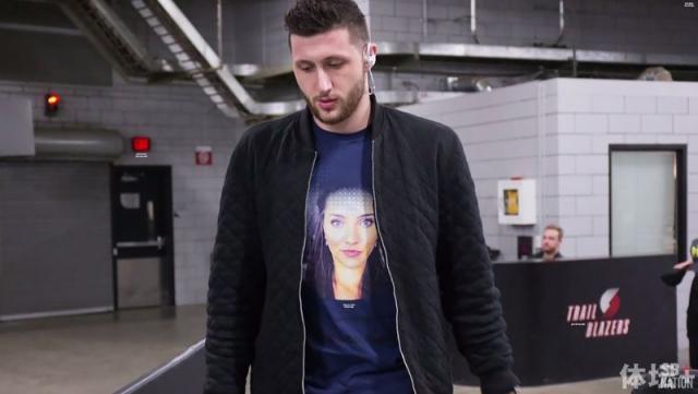 zoom_in_on_the_shirt.jpg