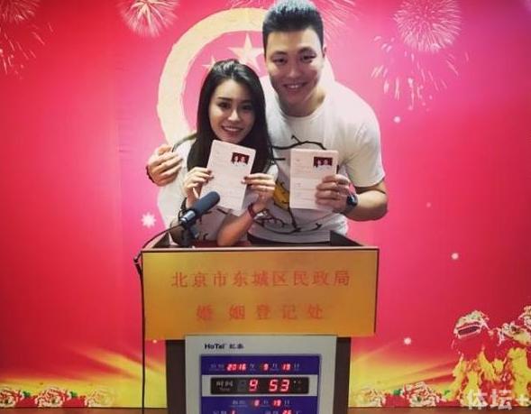 夺冠夜新疆三将撒狗粮 周琦:总冠军戒指能求婚吗?