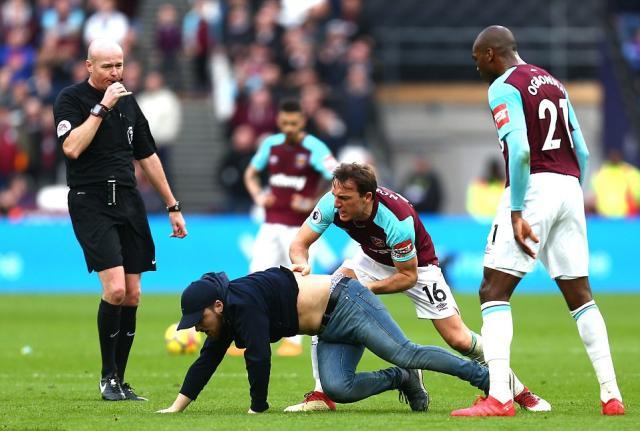 4a10b53100000578-5485507-the_game_descended_into_chaos_in_the