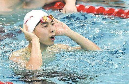 李冰洁终开挂 闫子贝破纪录 孙杨喝着盐水上场