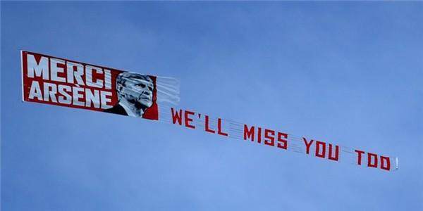 【现场】飞机标语 几度致敬 别了,1235场的温格时代