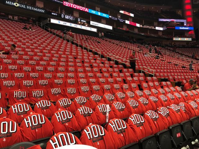 【现场】火箭主场变身红色海洋 休斯敦球迷不迟到!