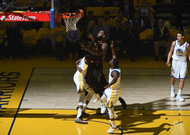 血灌瞳仁仍砍下51分 尊重之外我们更应敬畏詹皇