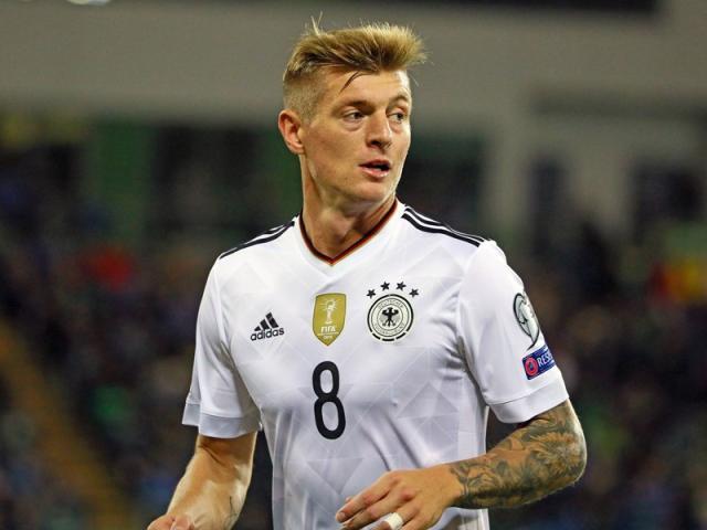 所有人都清楚地看到,这支德国队的传控节奏掌握在克罗斯和博阿滕两人