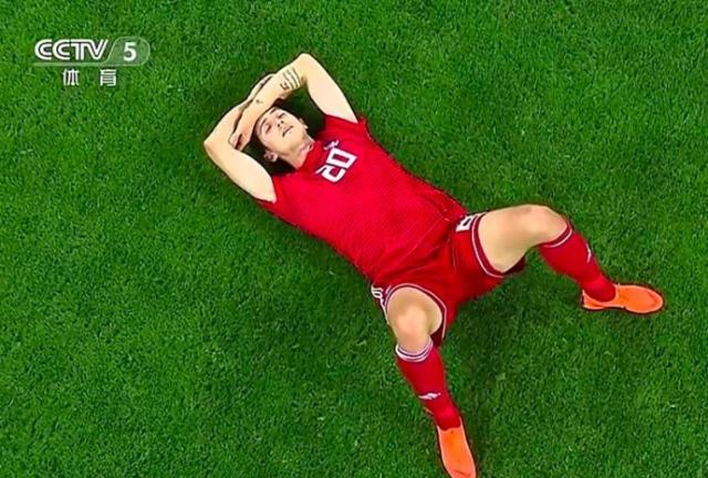 伊朗球员输球后痛苦地躺在地上,现实版慌得一比
