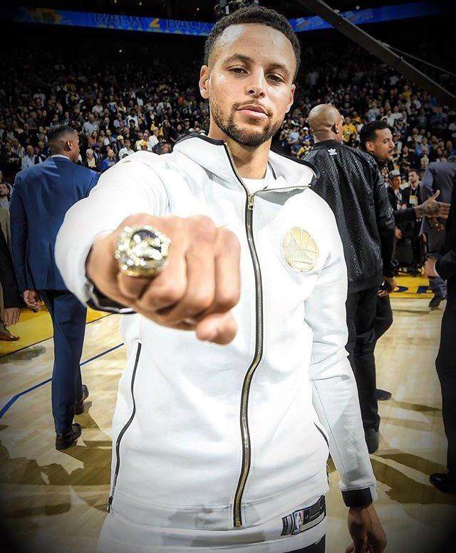 球员们收获的是从天而降的戒指,这也让库里感到惊喜