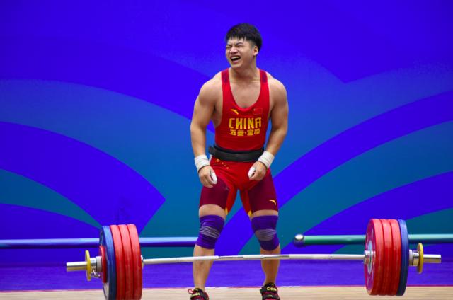 升大级别夺3银! 男举96公斤级田涛仅不敌奥运冠军