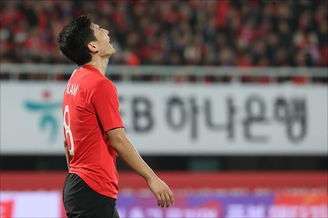 南泰熙十字韧带撕裂无缘亚洲杯 本托着手寻找替身