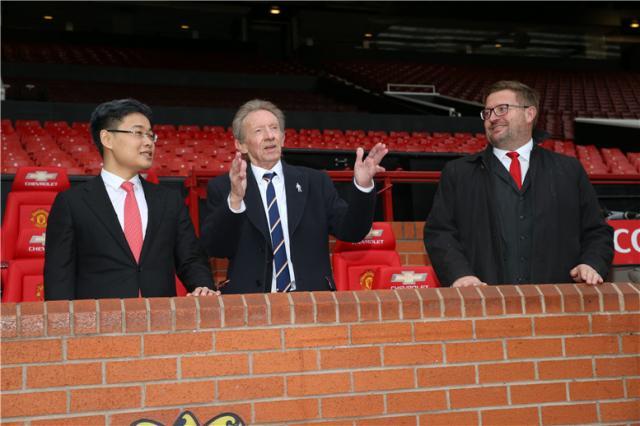 曼联俱乐部传奇球员丹尼斯&middot;劳和张博(华锐世纪ceo)以及理查德&