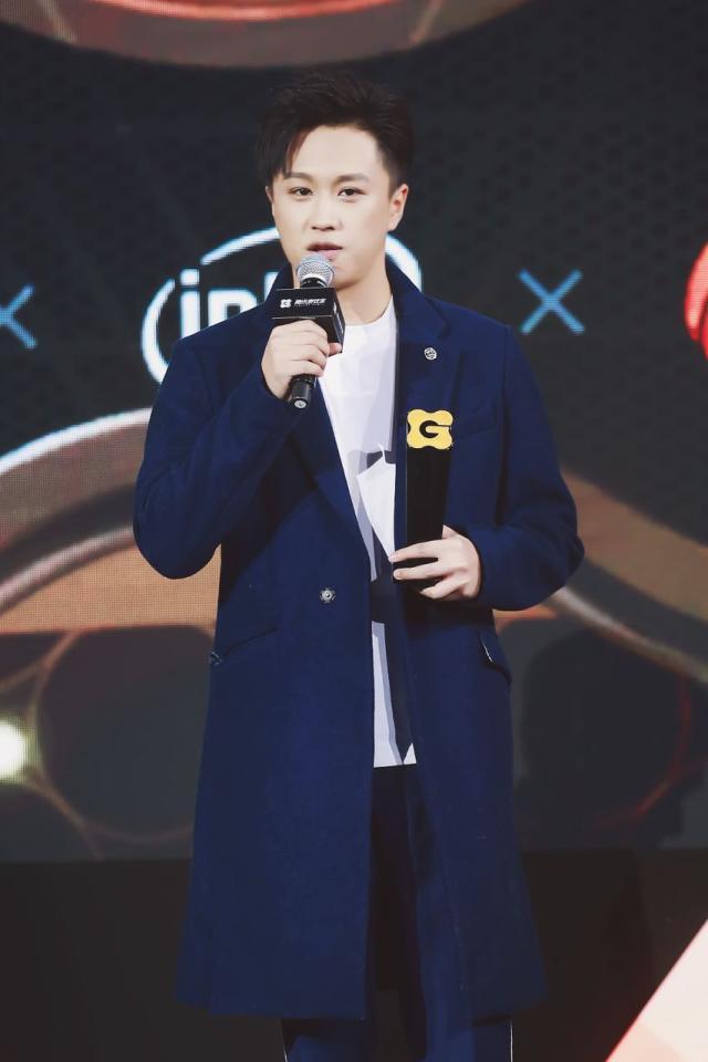 kpl年度最佳解说李九荣登星光殿堂