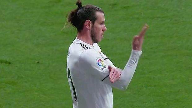 而在进球之后,贝尔在庆祝进球时,冲着马竞球迷看台做出了挑衅动作,这