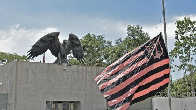 bandeira-do-flamengo-a-meio-mastro-em-frente-ao-ninho-do-urubu-ct-do-clube-1549642248307_v2_750x421.jpg