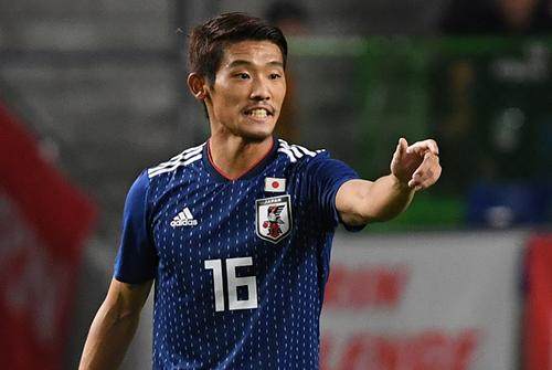 很强的控球过人能力和向前推进出球的才能,比起大岛僚太也不差多少