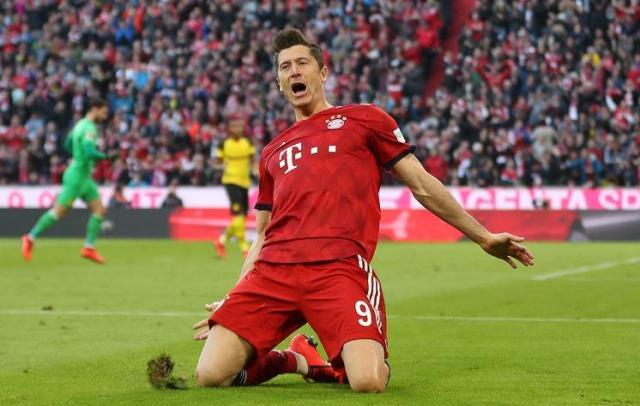 莱万两球再伤旧主,收获德甲第200球后激情滑跪庆祝,都让多特球迷五味