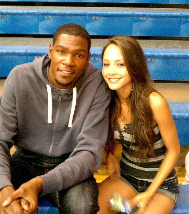 羞色nba杜兰特受重伤却不慌美色让他忘记伤痛