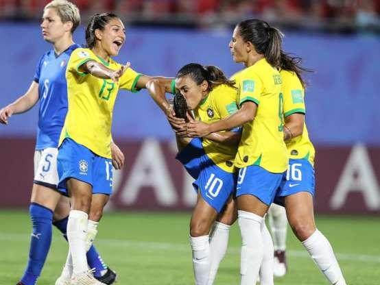 涂滴血口红上阵 17球超克洛泽 玛塔庆功方式特别