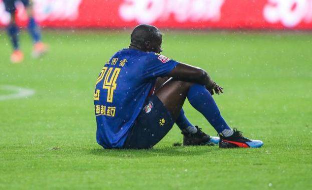 亚亚图雷首秀造进球 任意球险破门 这买卖绝对值