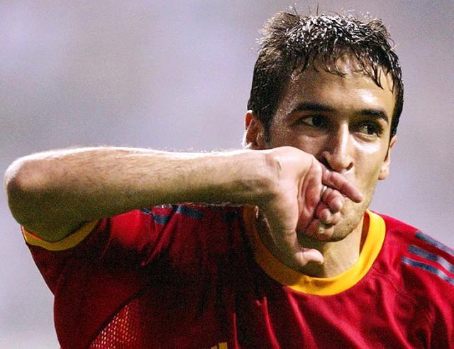 九十年代,最著名的进球庆祝动作,就是劳尔发明的"吻戒指"!