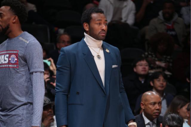 【现场】沃尔脱下西装换上训练服 赛前现身首练投篮