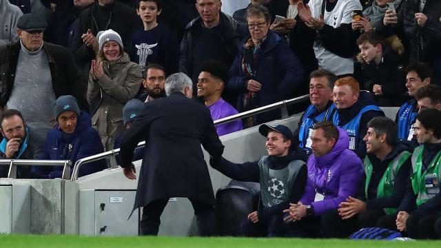 jose-mourinhoballboy-tottenham-2019-20_iz023aifvvk1n1ys79p7ag1g.jpg