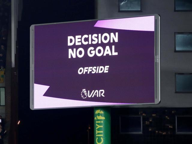 体坛编辑部激辩体毛越位:足球需不需要绝对正义?