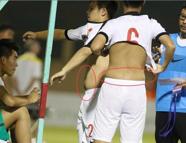 中国男足腹肌照图片