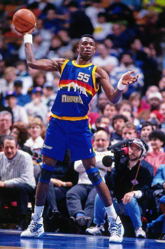 正文1991年穆托姆博在第4顺位被掘金选中,然后立刻便成为了球队的防守