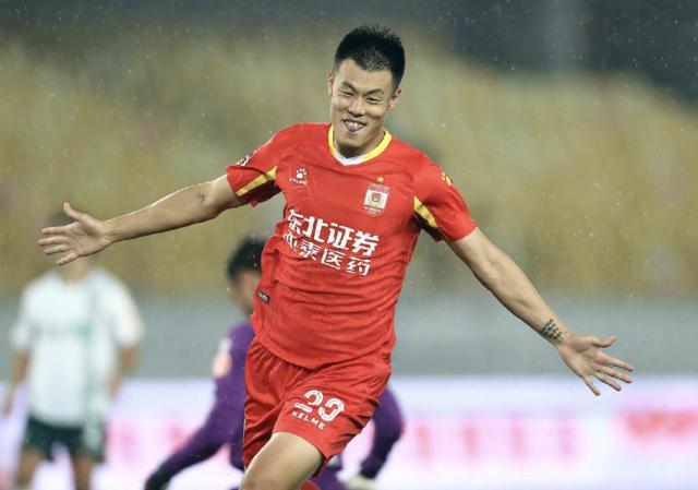 7战6球谭龙天外飞仙戴帽 他或是国足重要候选人