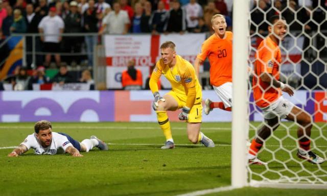 欧洲杯的荒谬时刻：斯洛伐克的自摆乌龙改变了比赛进程