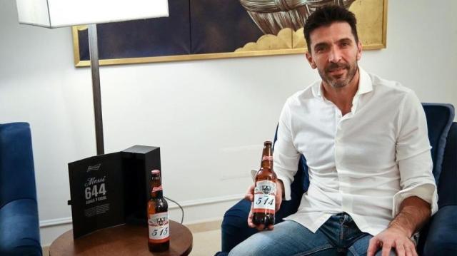 buffon-com-sua-cerveja-dada-por-messi-1608900883642_v2_900x506.jpg