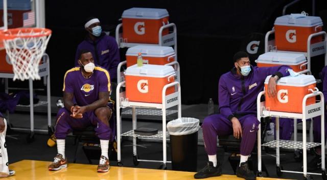 lakers-masks-1040x572.jpg