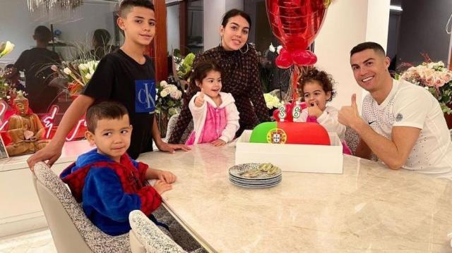 cristiano-ronaldo-comemora-aniversario-com-a-familia-1612557298795_v2_900x506.jpg