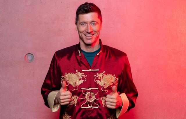 世一锋向体坛读者拜年!莱万雄心:长久比肩梅罗