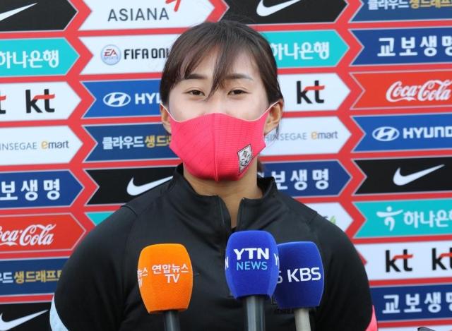 韩国女足队员秋孝柱在接受采访