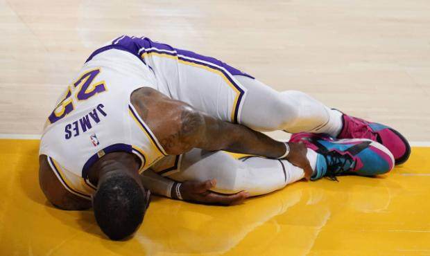 LeBron-James-injures-ankle-before-playing-Suns.jpg