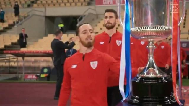 iker-muniain-toca-la-copa-en-la-final-de-la-copa-del-rey-2019-20--captura-dazn.jpg