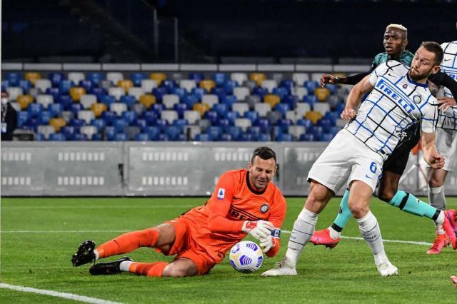 samir-handanovic-stefan-de-vrij-inter-napoli-2021_3rlrtp1l7xt91r0yqh02xd6uj.jpg